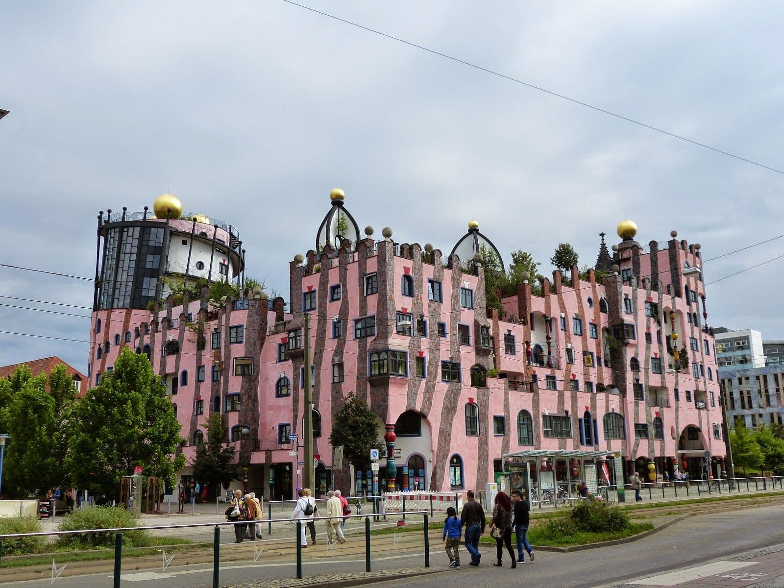 Hundertwasser-GreenRoofPinkBuilding